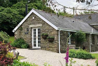 Exterior view of Almond Tree Cottage in Lanteglos, Cornwall