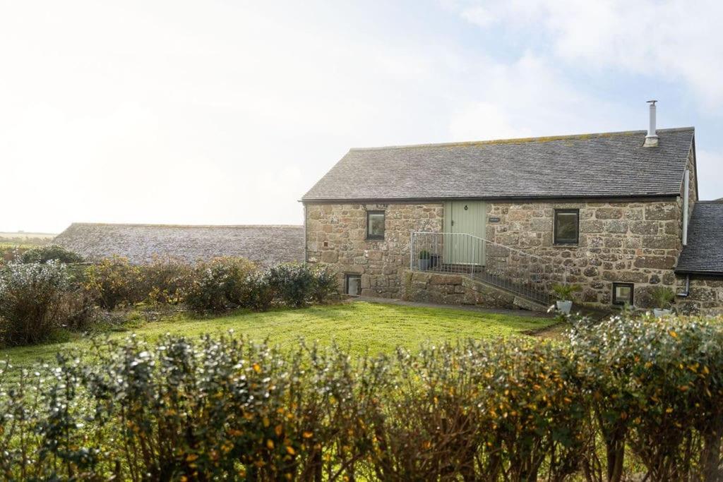 Cosy Barn, walk to 3 beaches