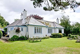 Exterior view with garden at Cregoes Cottage in Cornwall