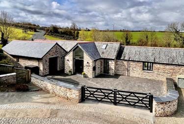 Exterior view of Gwel an Heyl stone cottage in Cornwall