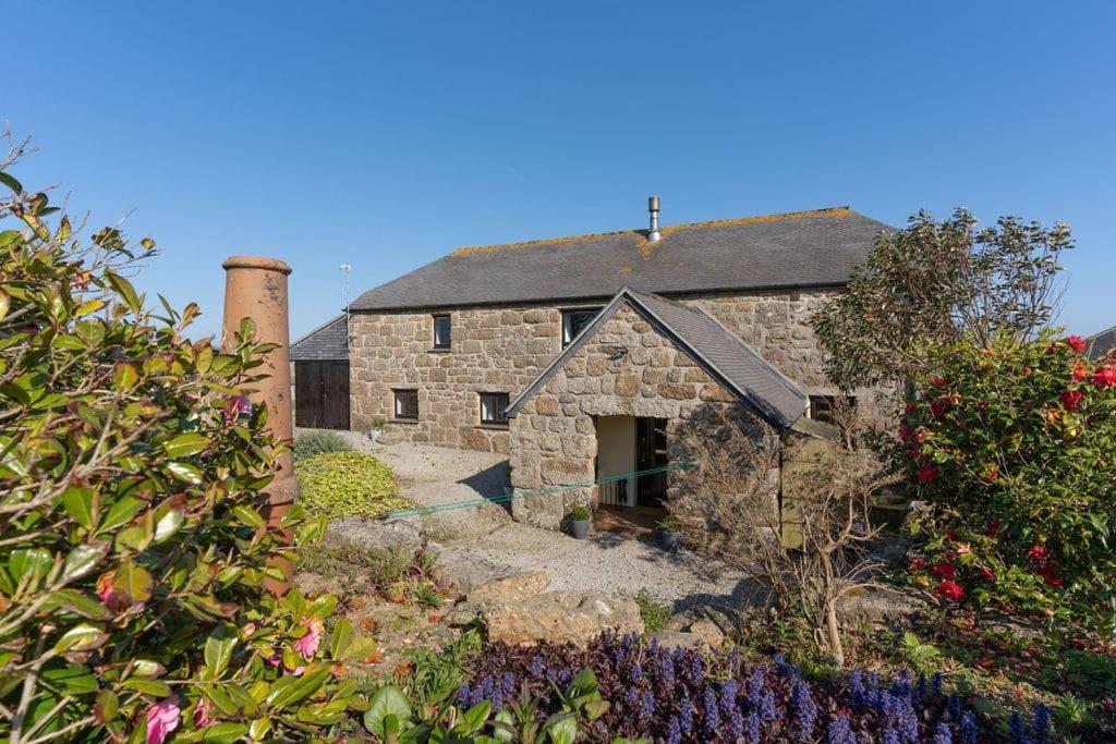 Spacious barn conversion, walk to 3 beaches